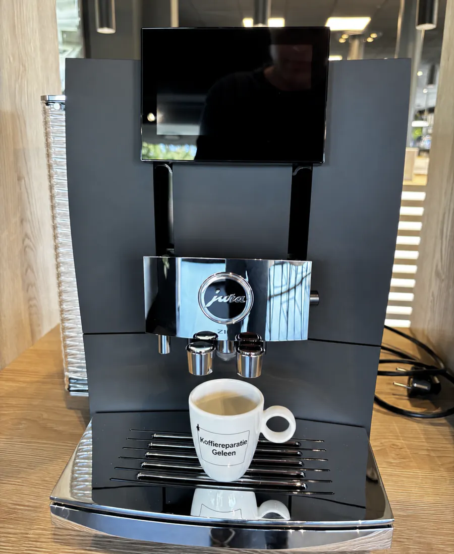 Jura Z10 met een kopje van Koffiereparatie Geleen